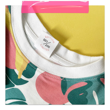 T-shirt pour enfant en coton bio, en édition limitée avec étiquette numérotée, motif imprimé tropical cool et coloré, fond jaune et scotch décoratif rose fluo