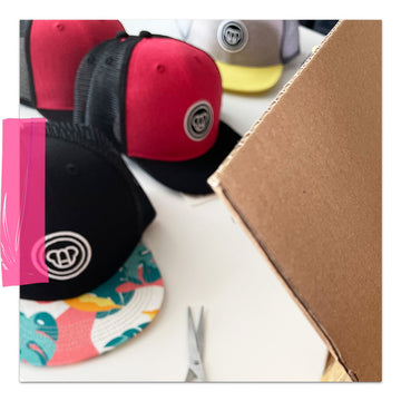 casquettes snapback réglables pour enfants avec visière plate, style streetwear cool et coloré, noire motif imprimé tropical, rouge et noire, grise et jaune, scotch décoratif rose fluo sur la photo