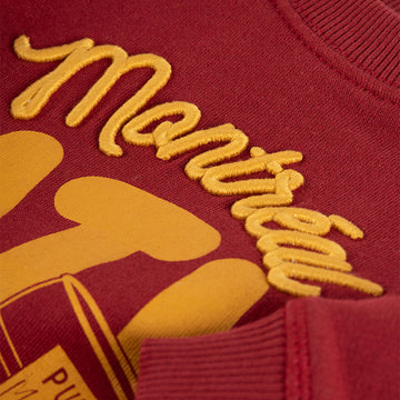 sweat streetwear cool pour enfant, en coton bio, motif imprimé Montréal sur fond bordeaux, broderie en relief, vue en gros plan, tissu doux