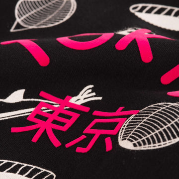 sweat streetwear cool pour enfant, en coton bio, motif imprimé Tokyo sur fond noir, dessins de sushi kawaii style manga, vue en gros plan, tissu doux, flocage velours
