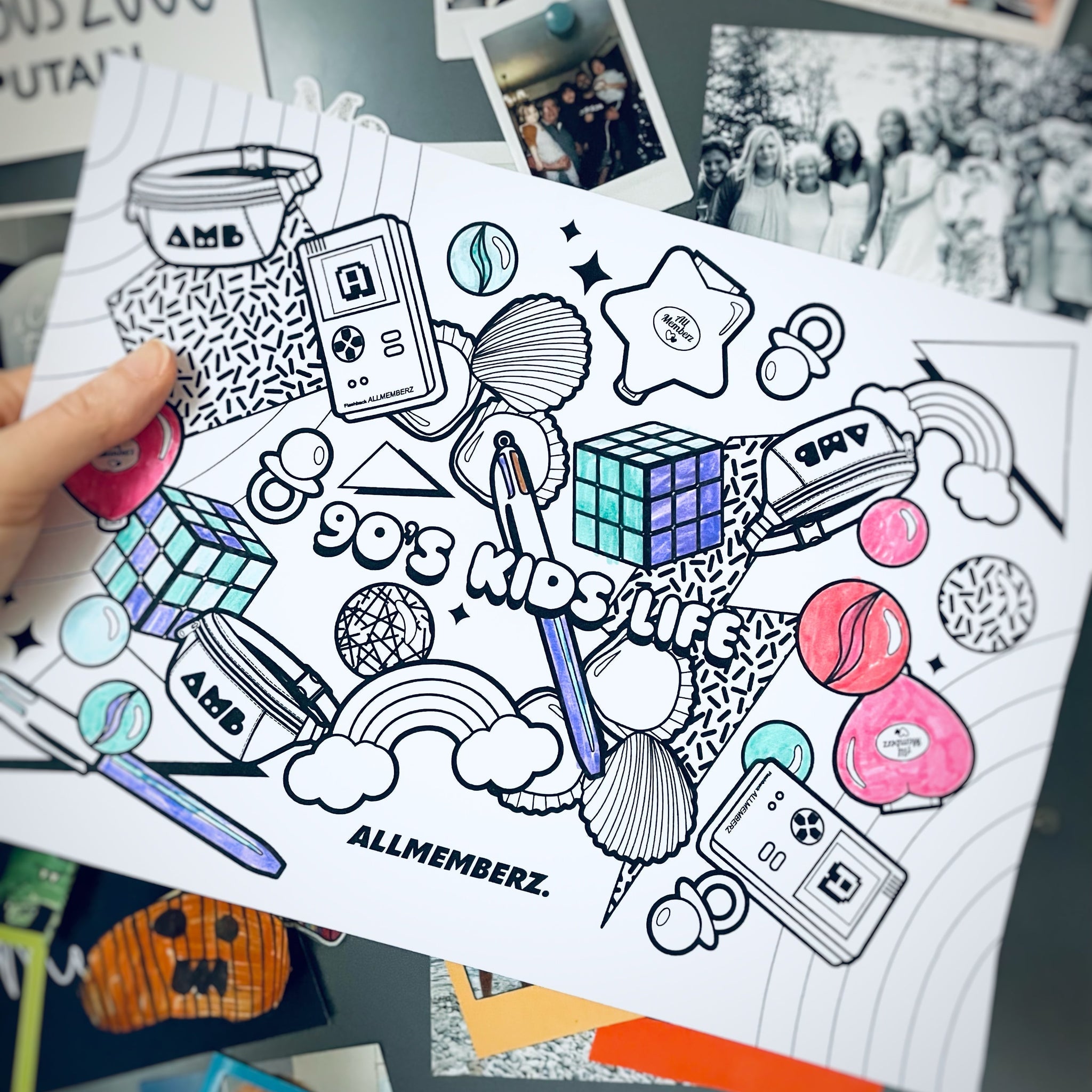Illustration pour enfants de la marque ALLMEMBERZ, le streetwear coll et coloré pour les enfants, avec un arrière-plan de photos de famille