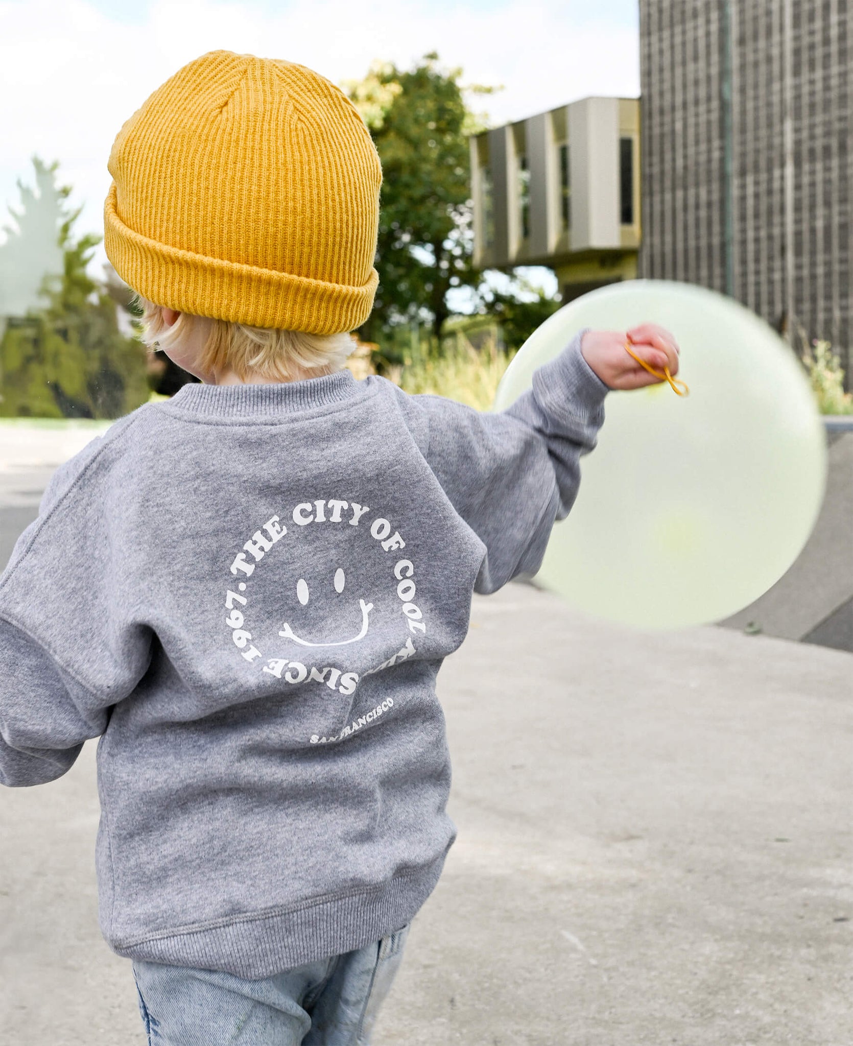 garçon de 2 ans en sweat cool style streetwear
