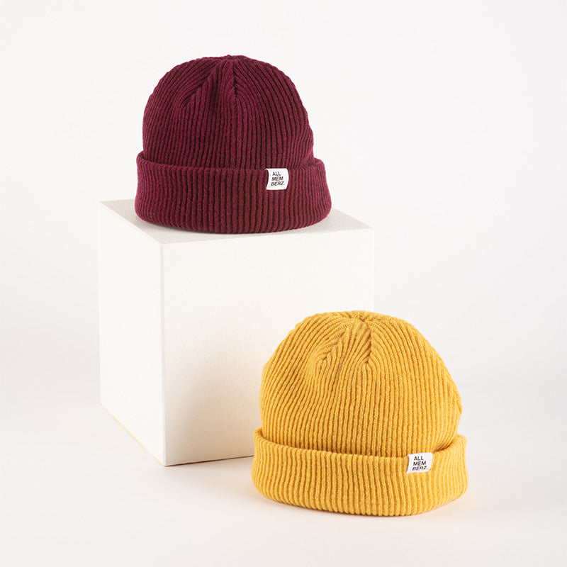 bonnets pour enfants style streetwear cool maille côtelée laine couleurs prune et jaune moutarde