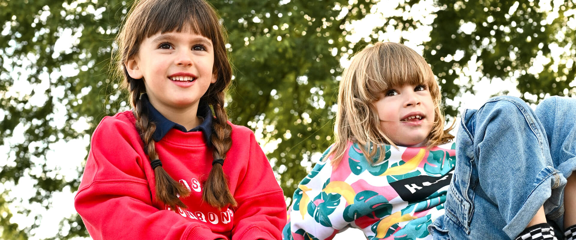 Un garçon et une fille souriants, portant des sweats cool et colorés style streetwear skate