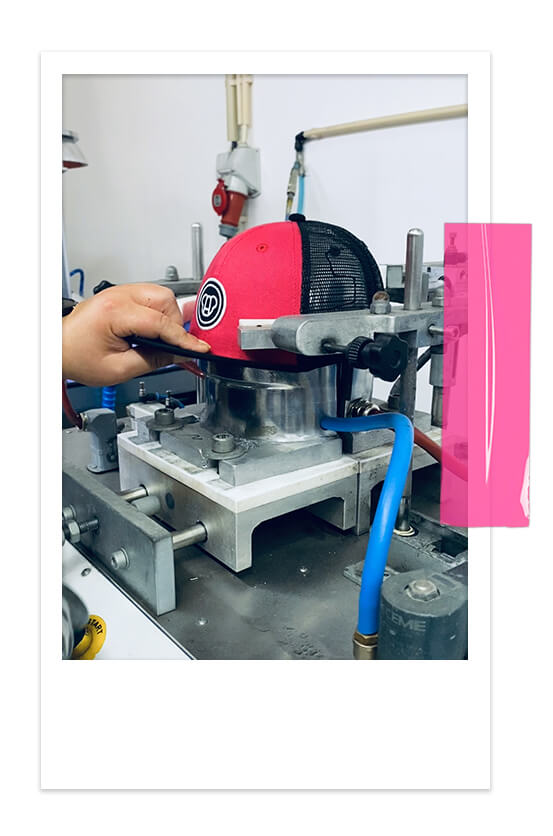 une artisane fabrique une casquette pour enfant dans une usine éco-responsable au Portugal