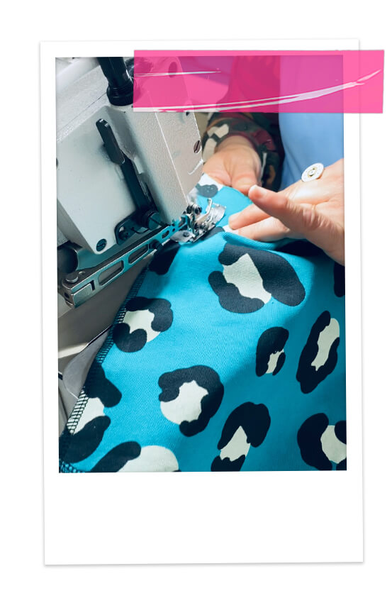une couturière assemble un sweat pour enfant imprimé léopard dans une usine de confection certifiée au Portugal