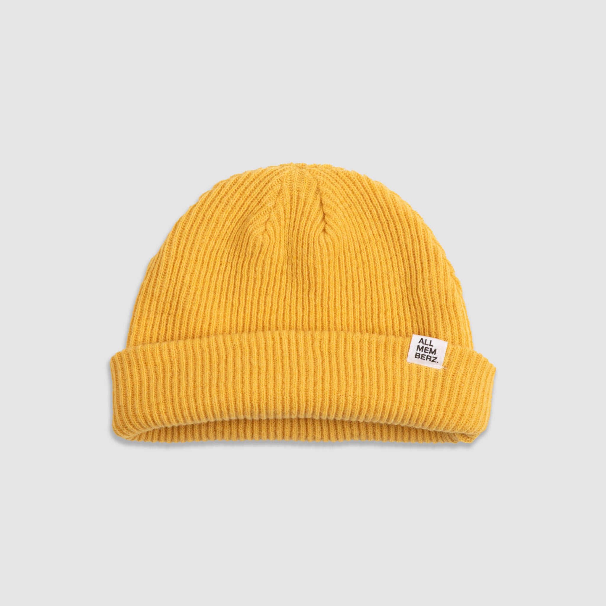 bonnet streetwear pour enfant en laine, doux, maille côtelée, couleur jaune moutarde, étiquette logo Allmemberz