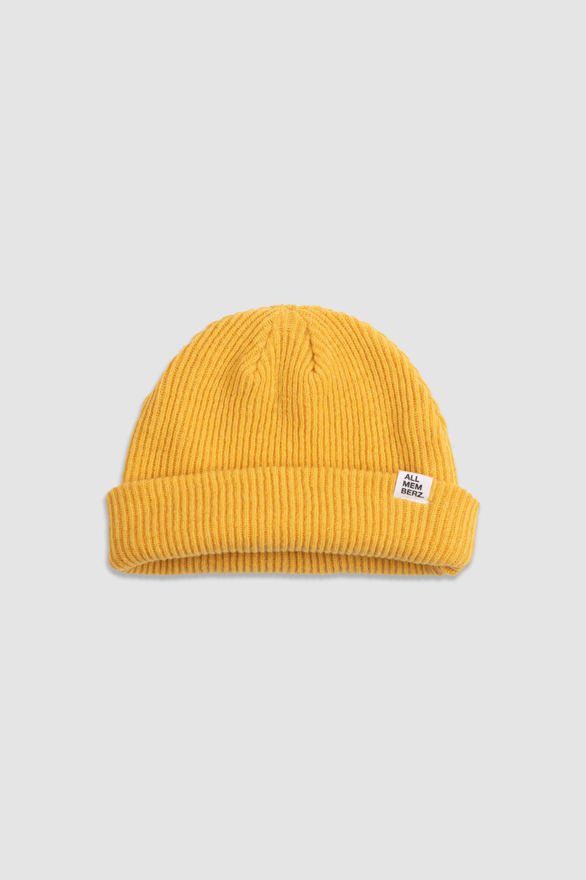 bonnet streetwear pour enfant en laine, doux, maille côtelée, couleur jaune moutarde, étiquette logo Allmemberz