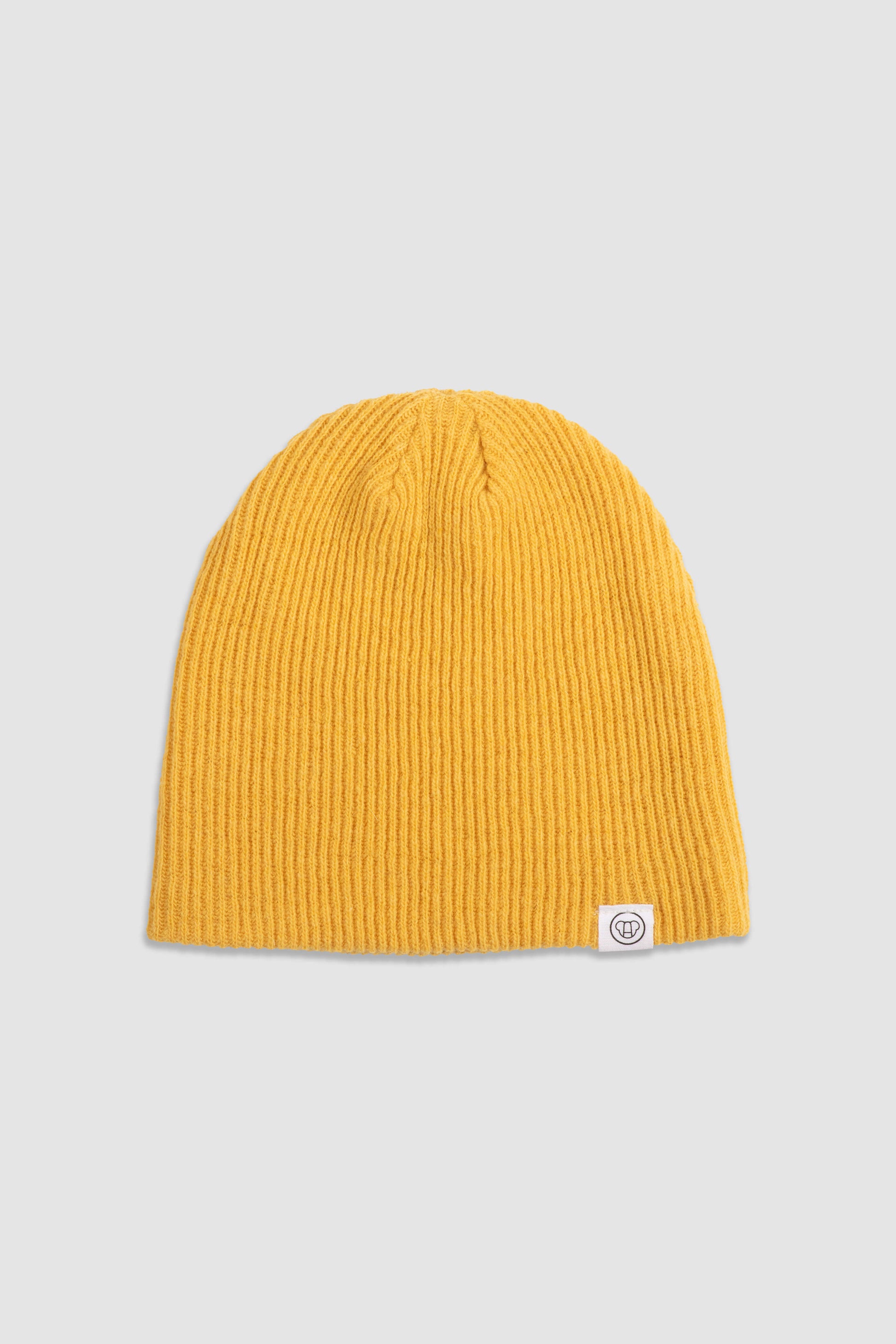 bonnet streetwear pour enfant en laine, doux, maille côtelée, couleur jaune moutarde, étiquette logo ours Allmemberz