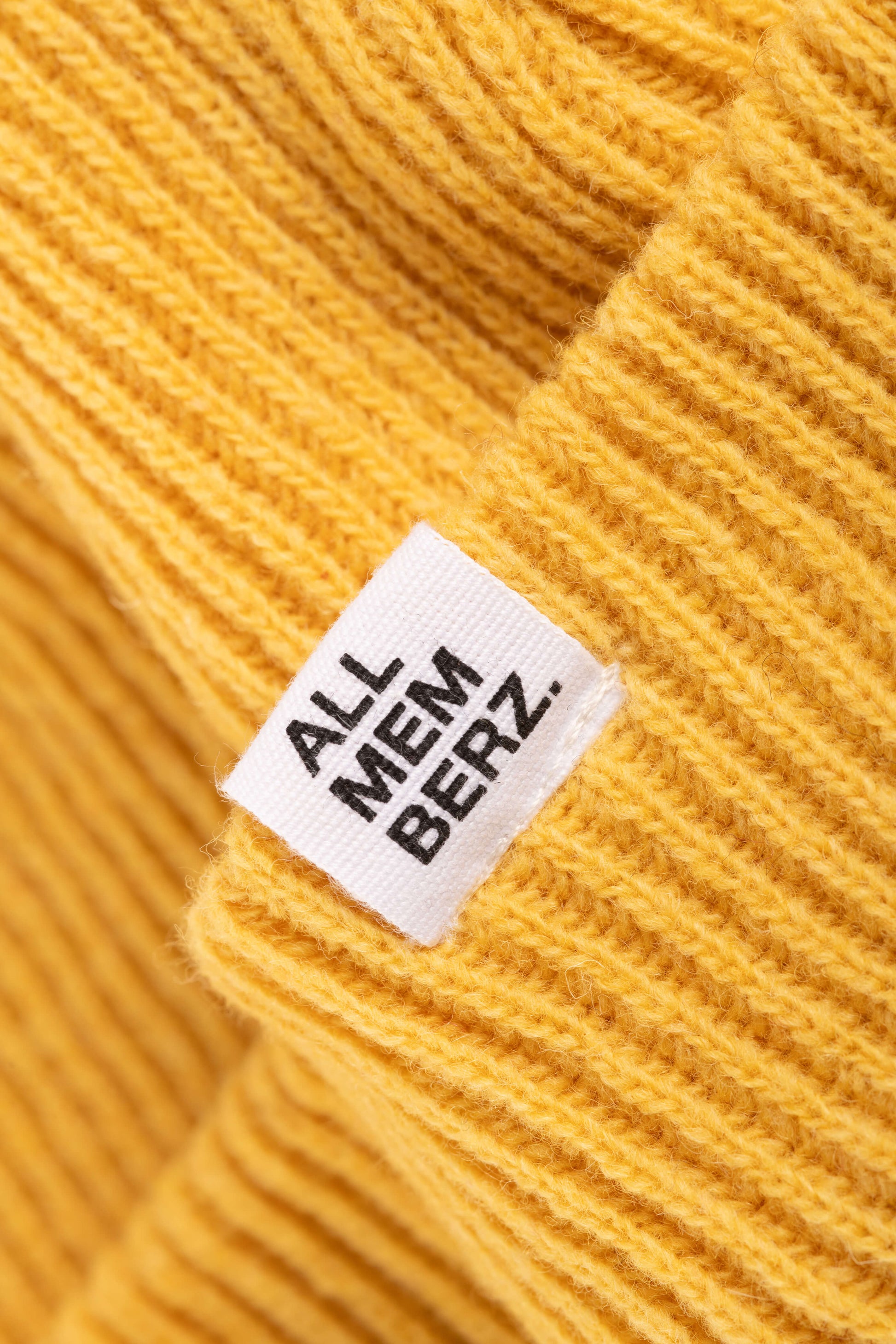 bonnet streetwear pour enfant en laine, doux, maille côtelée, couleur jaune moutarde, étiquette logo Allmemberz