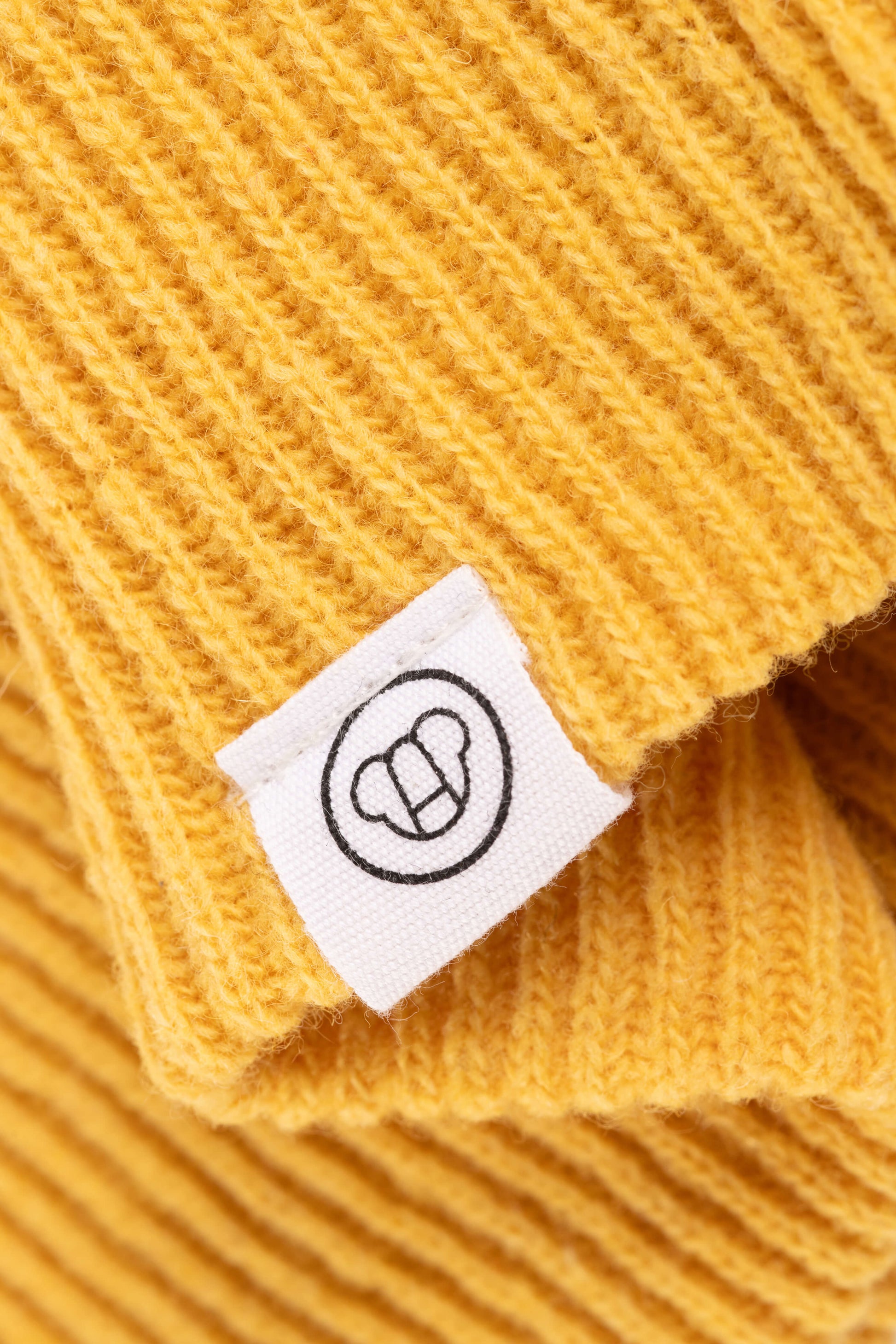 bonnet streetwear pour enfant en laine, doux, maille côtelée, couleur jaune moutarde, étiquette logo ours Allmemberz