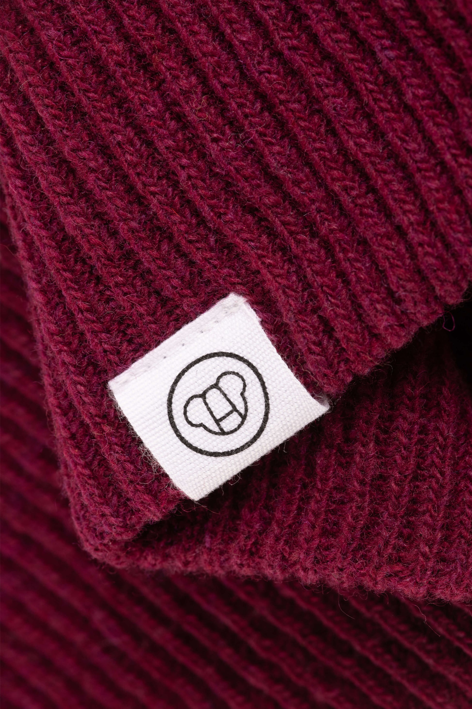 bonnet streetwear pour enfant en laine, doux, maille côtelée, couleur prune, étiquette logo ours Allmemberz