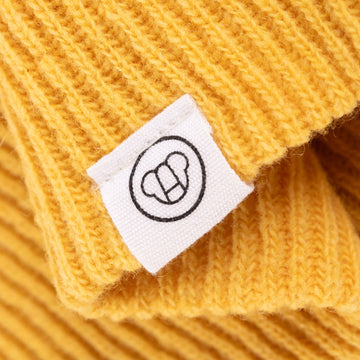bonnet pour enfant en laine, doux, maille côtelée, couleur jaune moutarde, étiquette logo ours Allmemberz