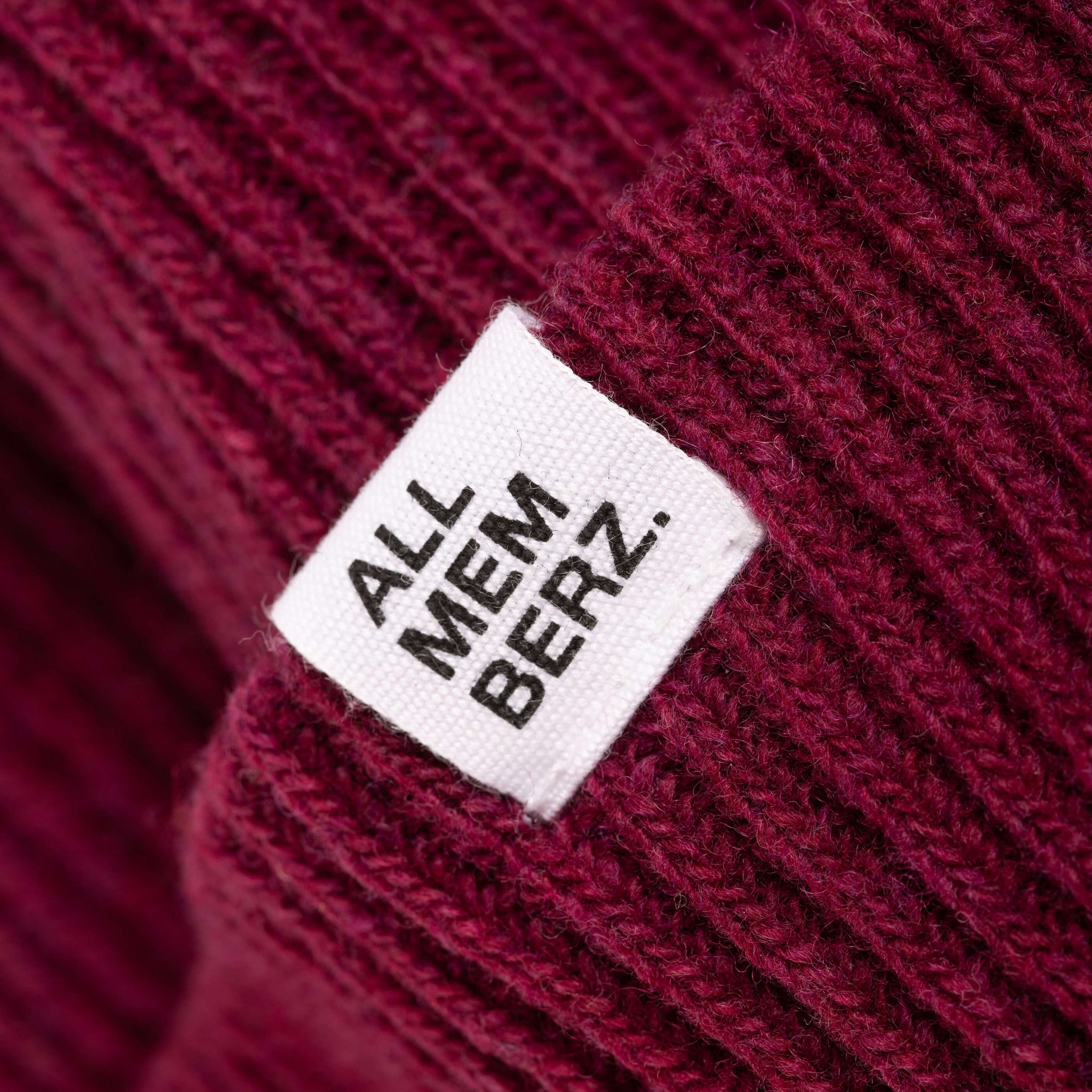 bonnet pour enfant en laine, doux, maille côtelée, couleur prune, étiquette logo Allmemberz