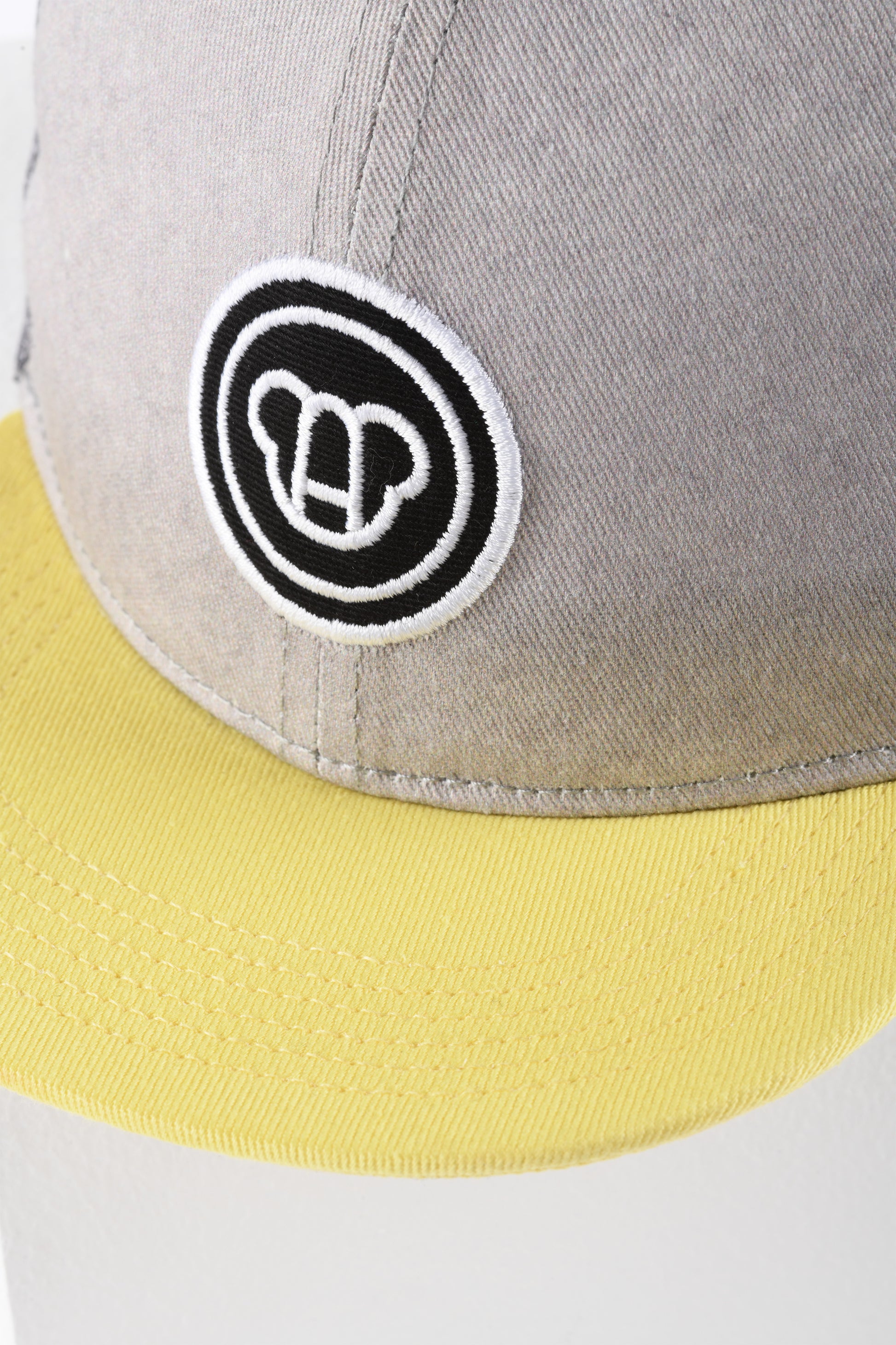casquette cool pour enfant, réglable, snapback, en coton et maille filet, visière plate, grise et visière jaune, logo ours Allmemberz brodé devant