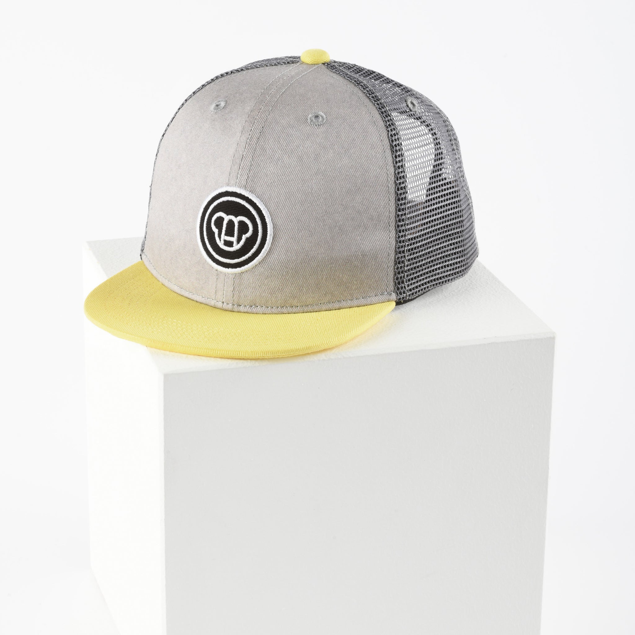 casquette cool pour enfant, réglable, snapback, en coton et maille filet, visière plate, grise et visière jaune, logo ours Allmemberz brodé devant