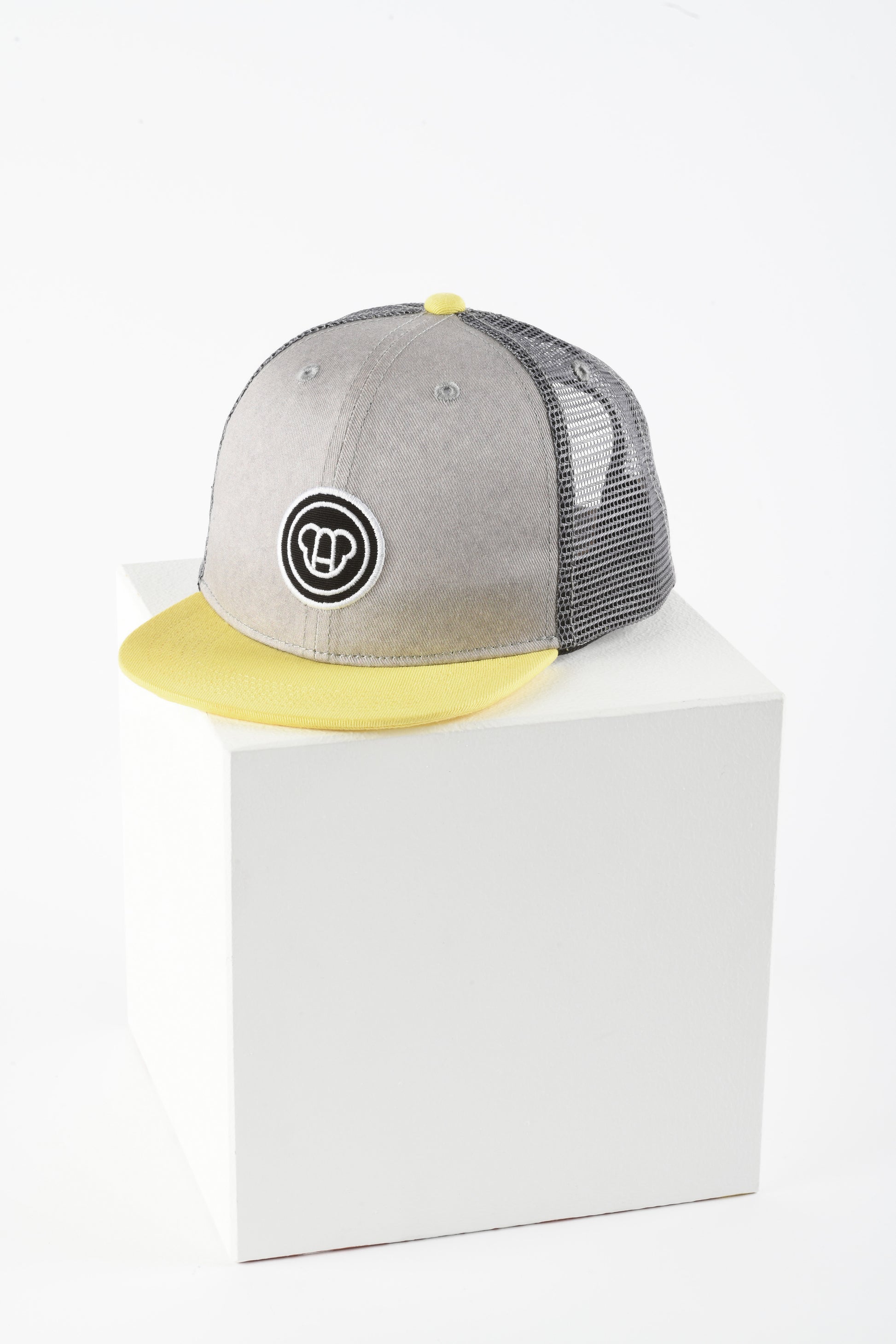 casquette cool pour enfant, réglable, snapback, en coton et maille filet, visière plate, grise et visière jaune, logo ours Allmemberz brodé devant