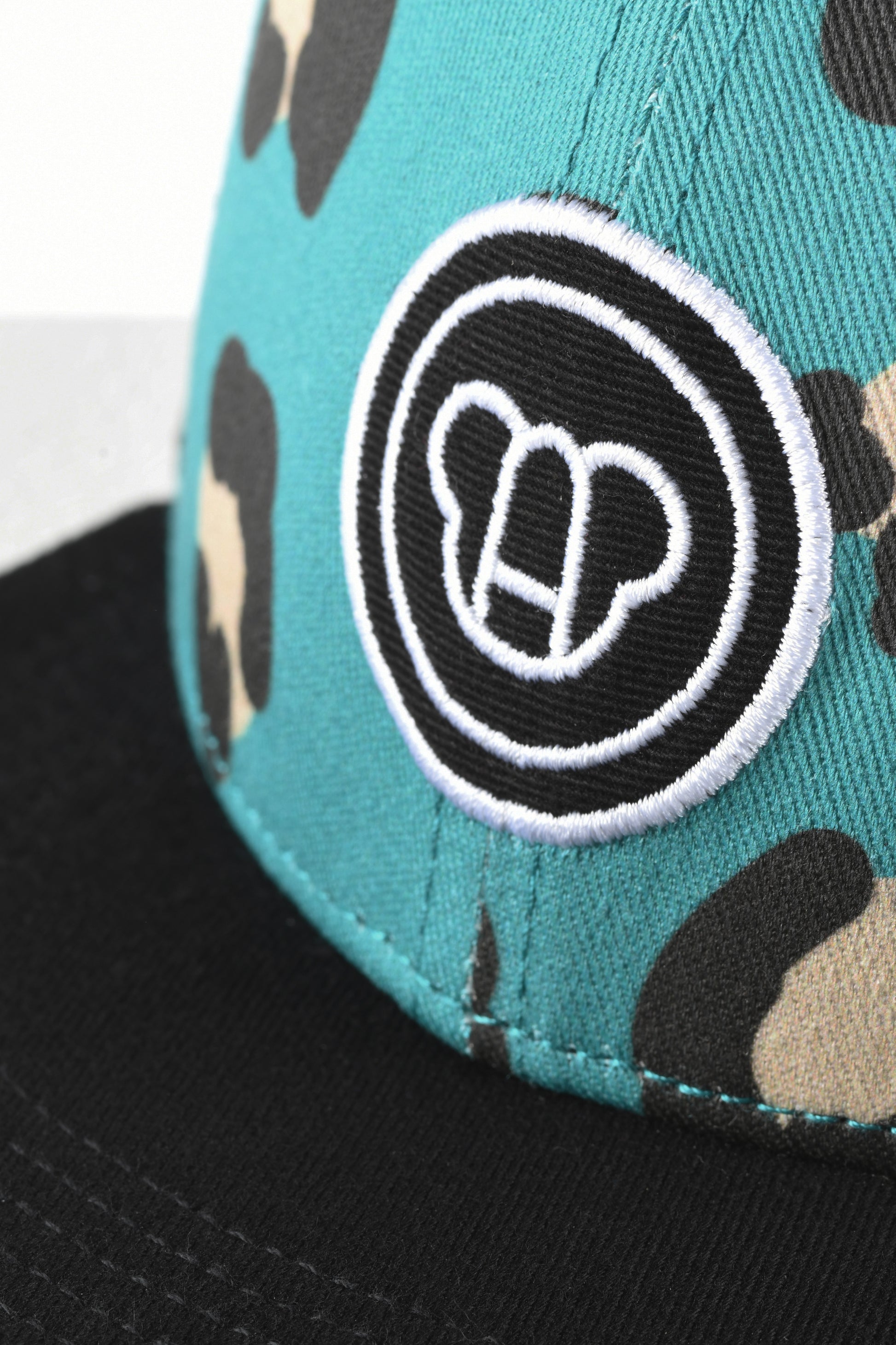 casquette cool pour enfant, réglable, snapback, en coton, visière plate, motif imprimé léopard bleu vert, visière noire, logo ours Allmemberz brodé devant