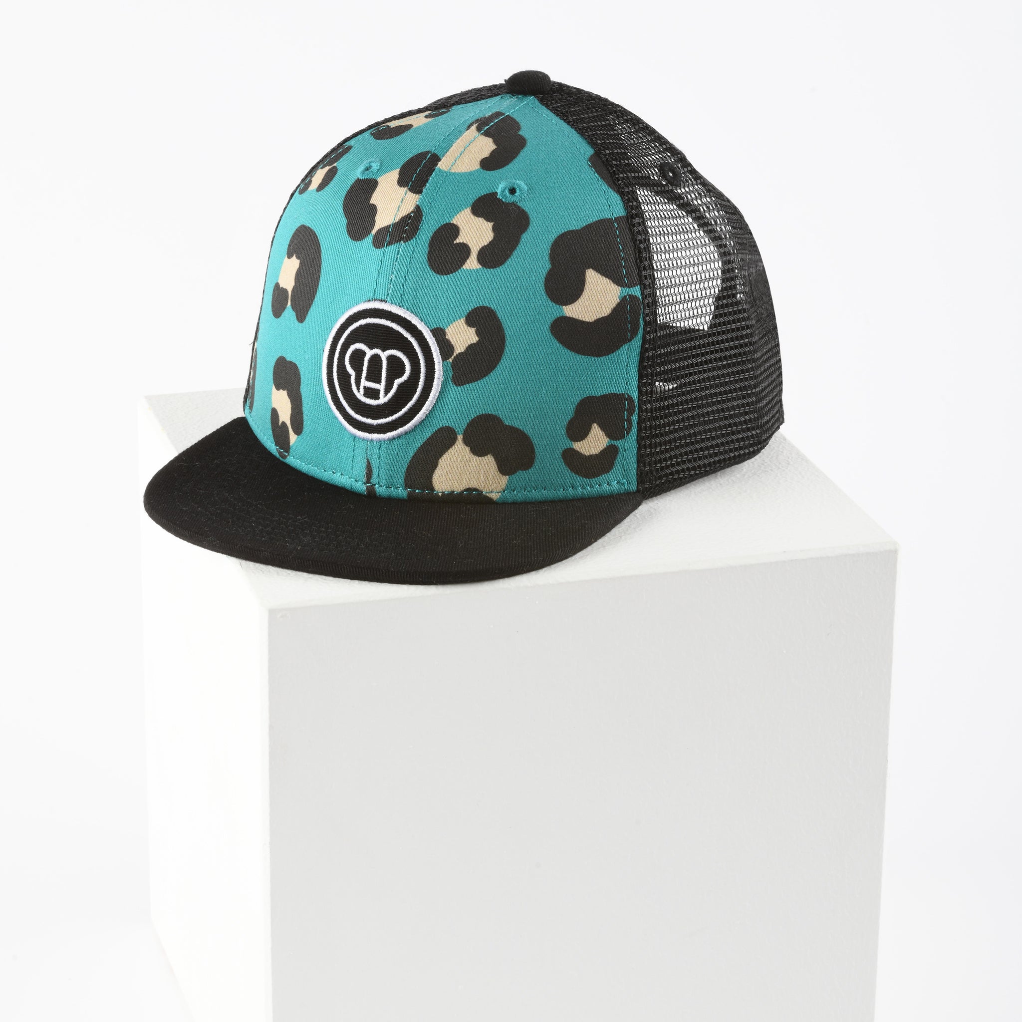 casquette cool pour enfant, réglable, snapback, en coton et maille filet, visière plate, motif imprimé léopard bleu vert, visière noire, logo ours Allmemberz brodé devant