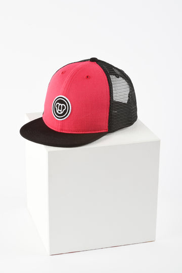 casquette snapback réglable pour enfant style cool, visière plate, en coton et maille filet, rouge cerise et noir, logo ours Allmemberz brodé devant