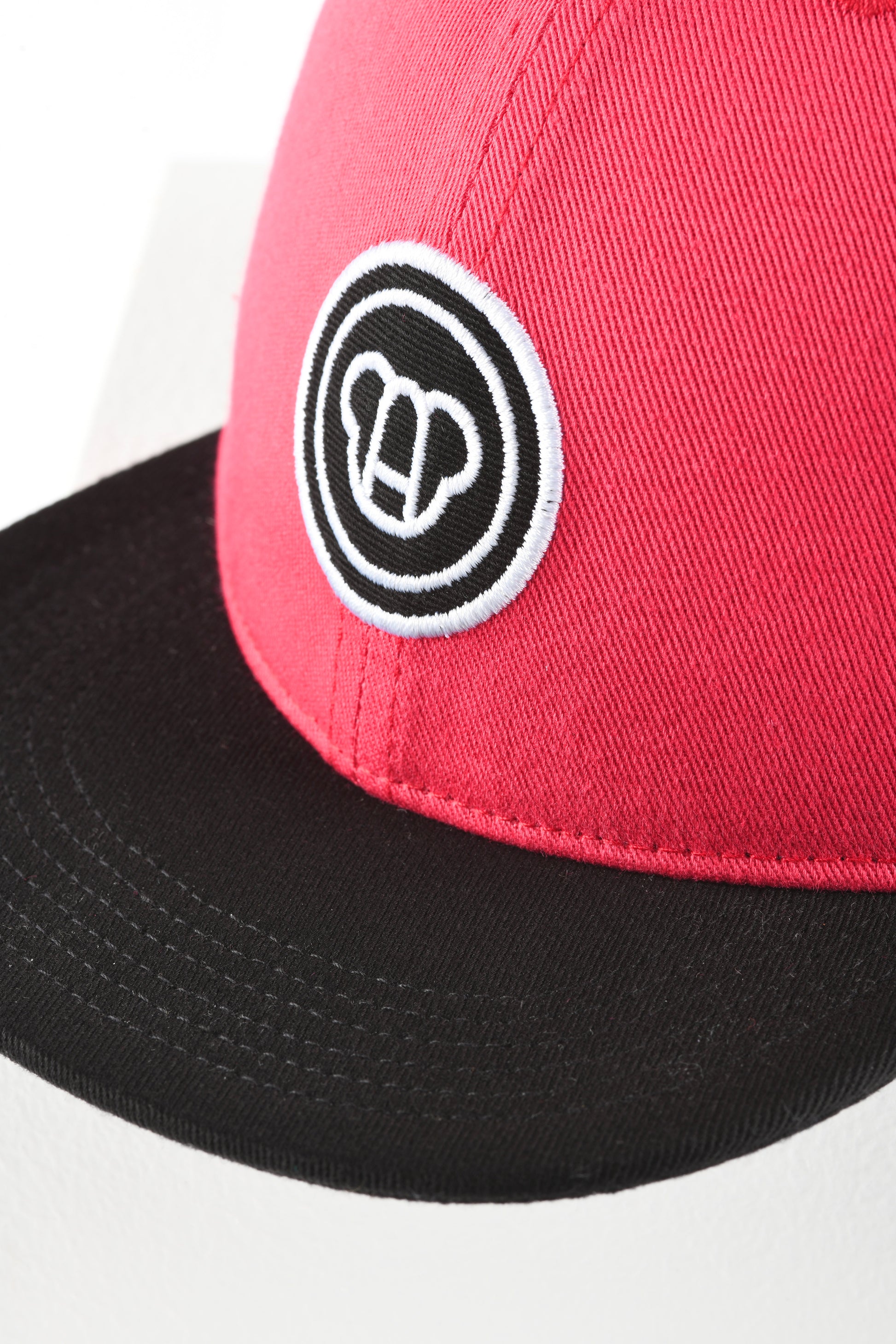 casquette snapback réglable pour enfant style cool, visière plate, en coton et maille filet, rouge cerise et noir, logo ours Allmemberz brodé devant