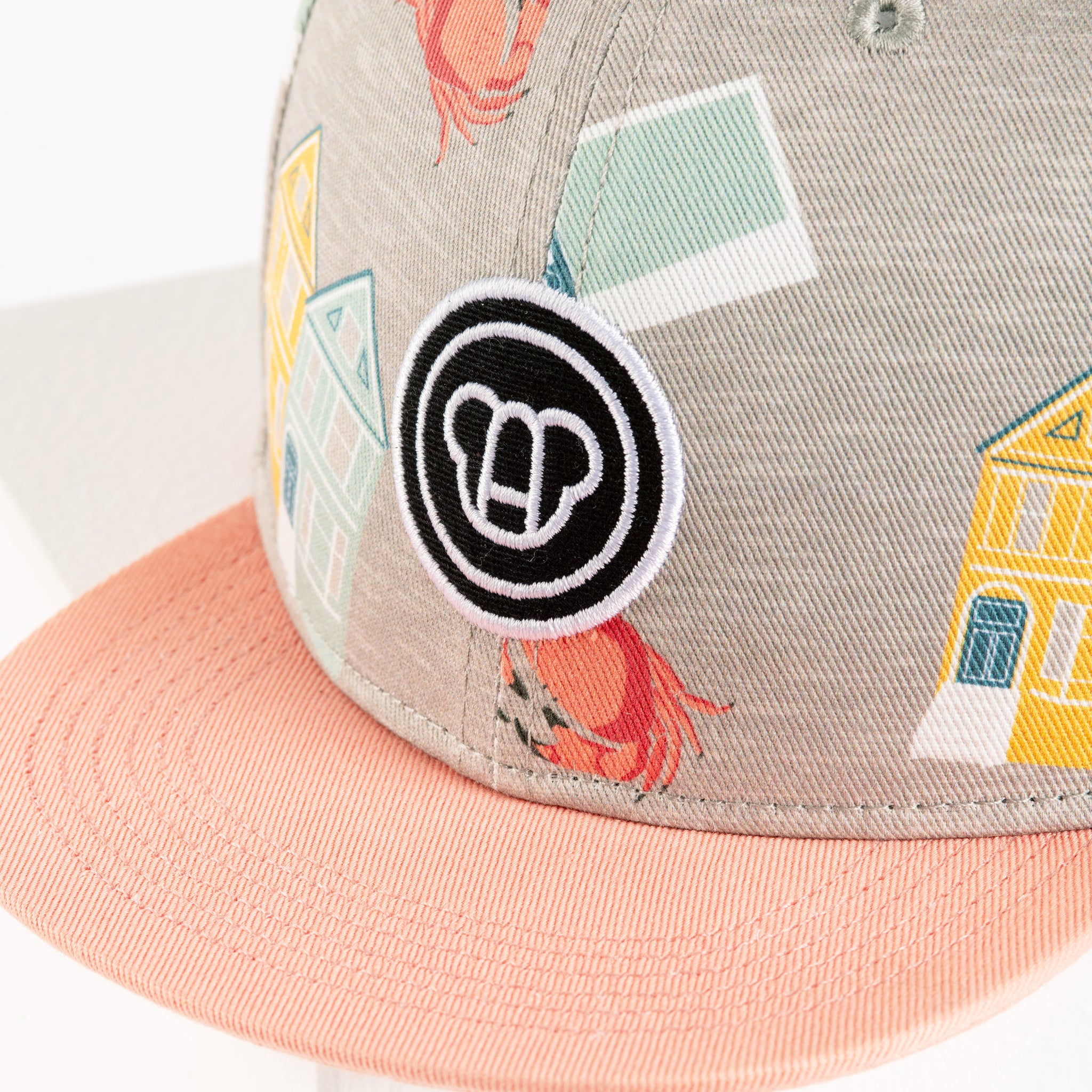casquette snapback streetwear pour enfants, visière plate, motif imprimé cool San Francisco, arc-en-ciel, couleurs pastel, en coton bio, vue en gros plan motif logo ours Allmemberz brodé