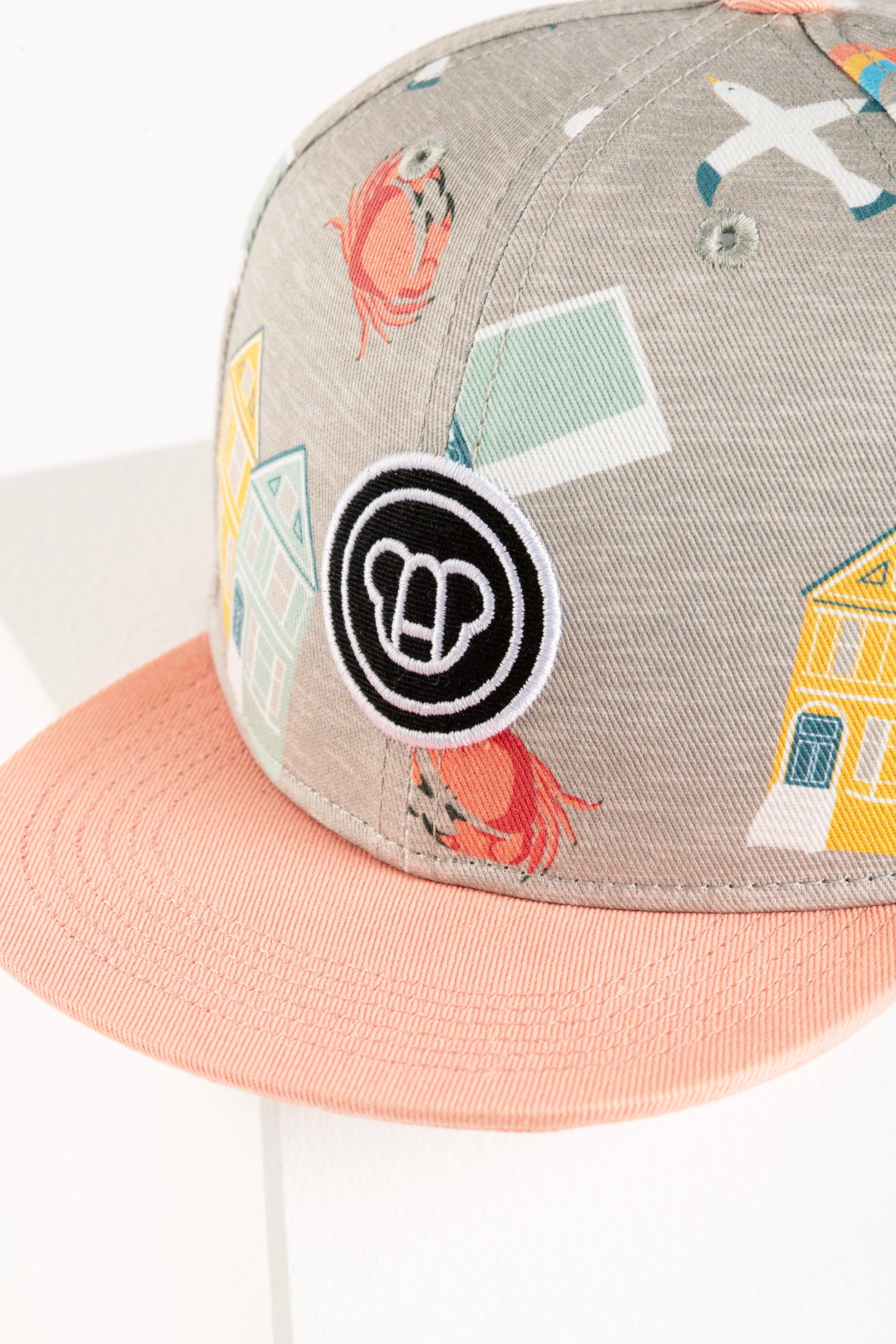 casquette snapback streetwear pour enfants, visière plate, motif imprimé cool San Francisco, arc-en-ciel, couleurs pastel, en coton bio, vue en gros plan motif logo ours Allmemberz brodé