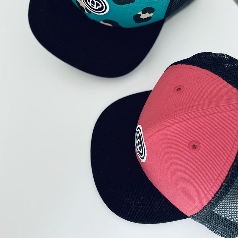 casquettes cool pour enfant, réglables, snapback, en coton et maille filet, visière plate, rouge avec visière noire et imprimé motif tropical coloré léopard vert bleu