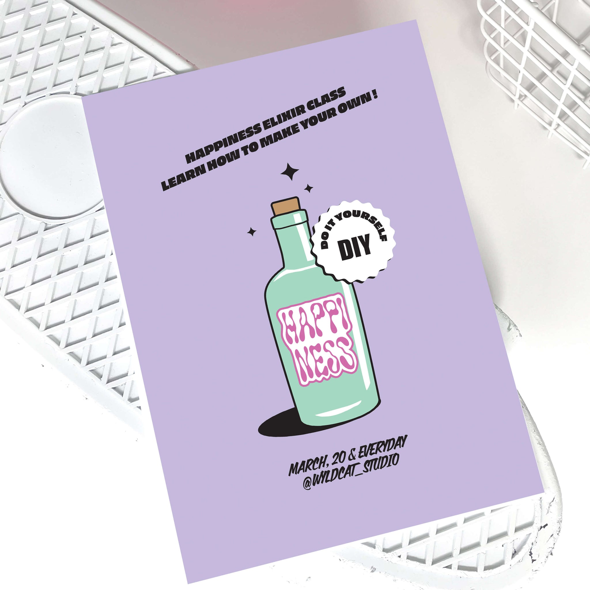 affiche couleur lilas, message positif Happiness Elixir design flacon rétro
