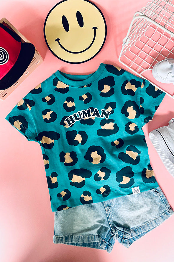 look streetwear cool et coloré pour enfant t-shirt unisexe oversize en coton bio motif léopard bleu vert, casquette snapback rouge et noir visière plate pour enfants, short en jean baskets blanches