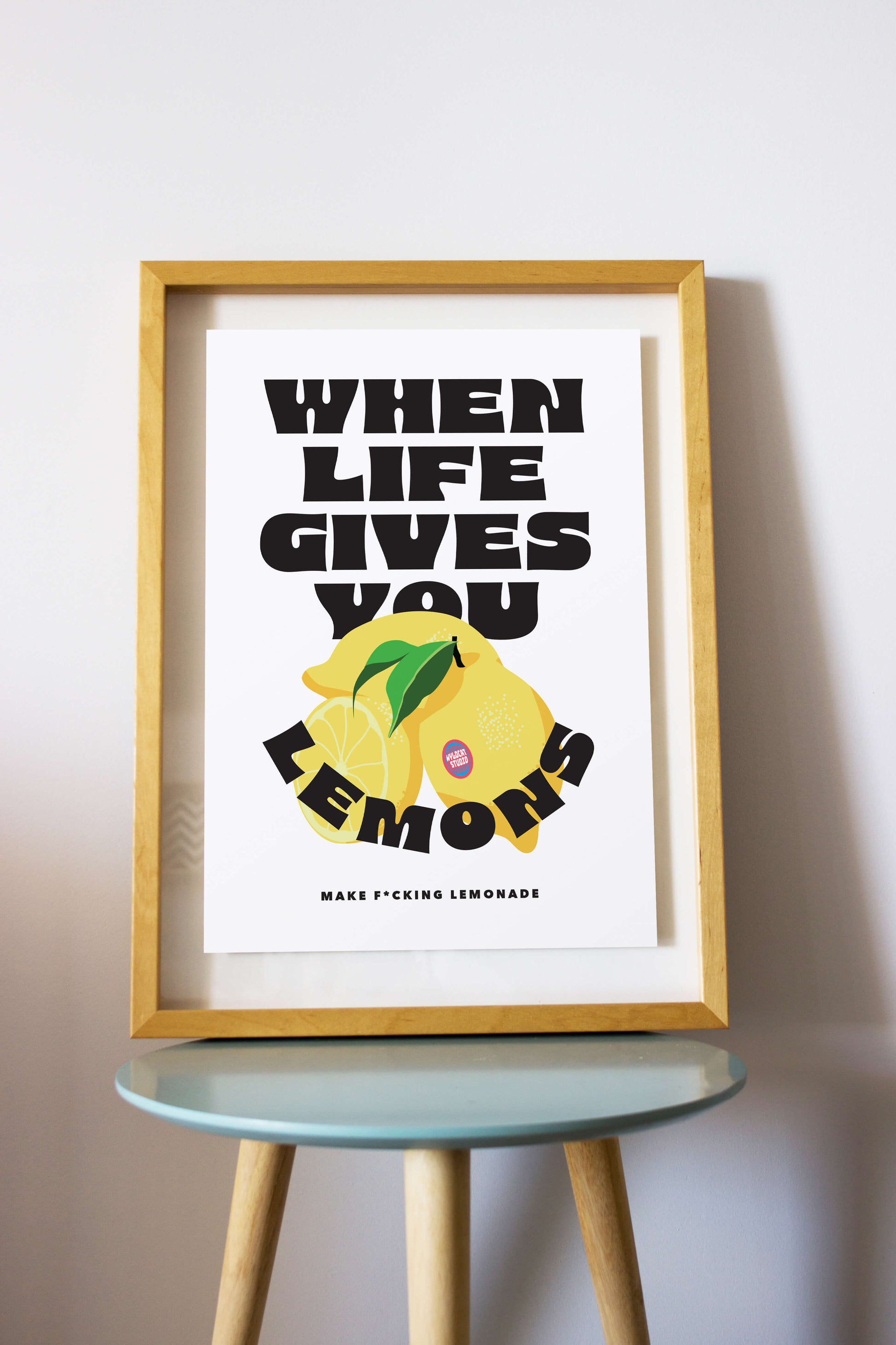 affiche format A3 style rétro fond blanc, illustration citrons limonade message positif