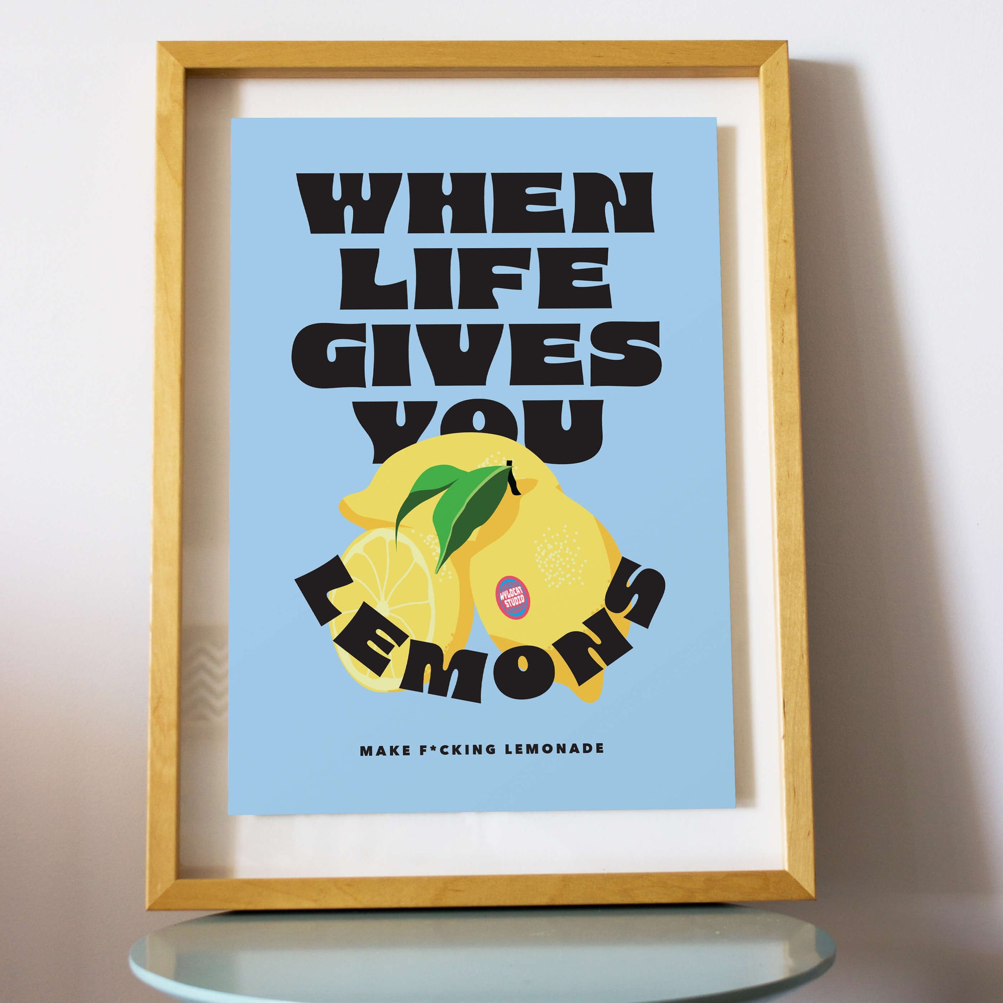 affiche format A3 style rétro fond bleu, illustration citrons limonade message positif