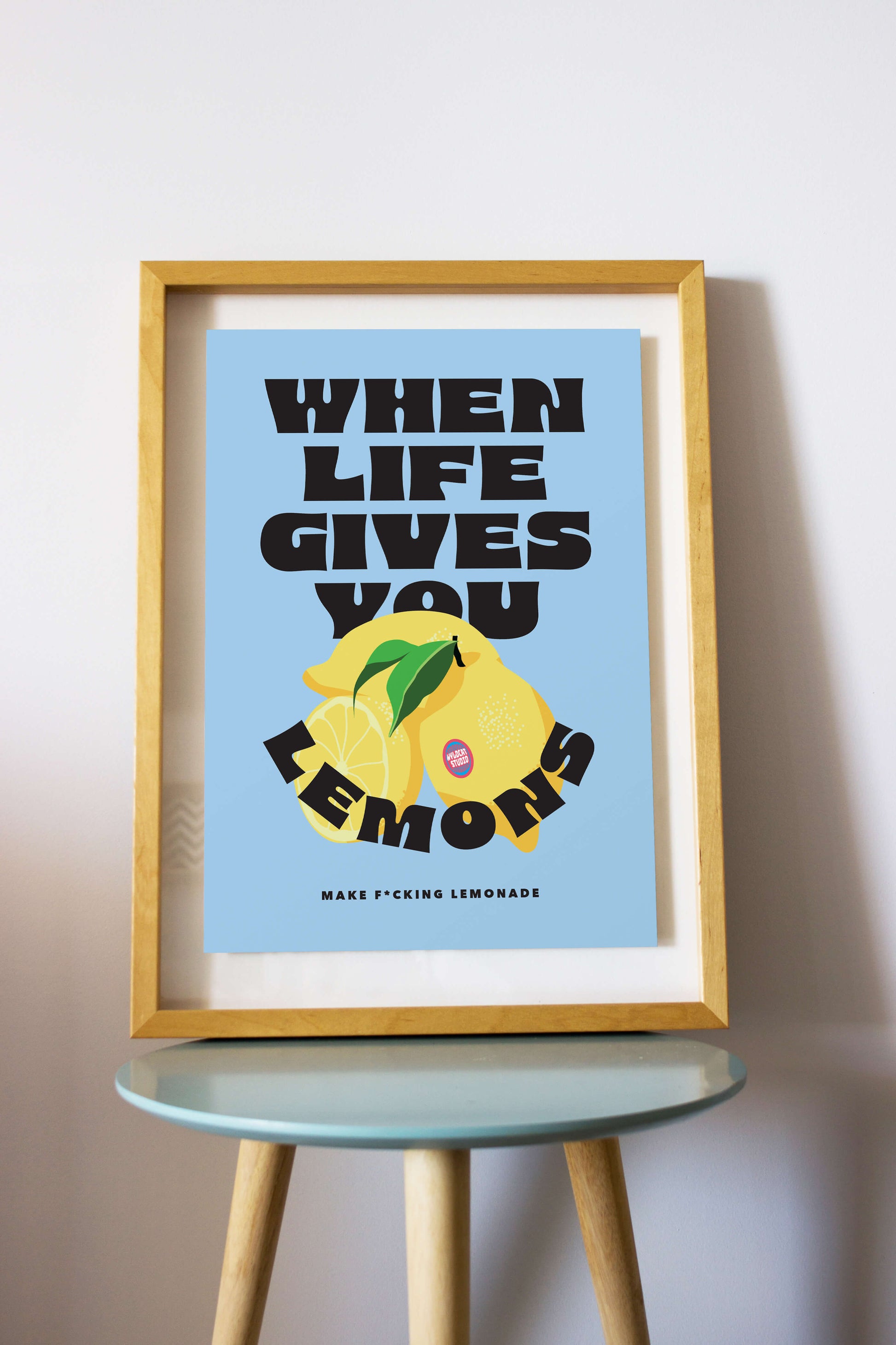 affiche format A3 style rétro fond bleu, illustration citrons limonade message positif