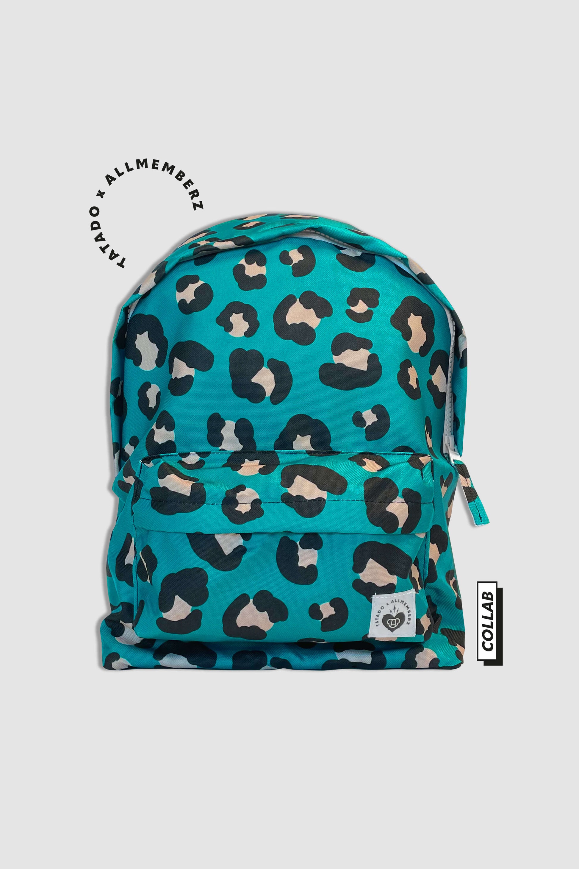 sac à dos pour enfant motif imprimé léopard fond bleu vert, vue de face avec poche