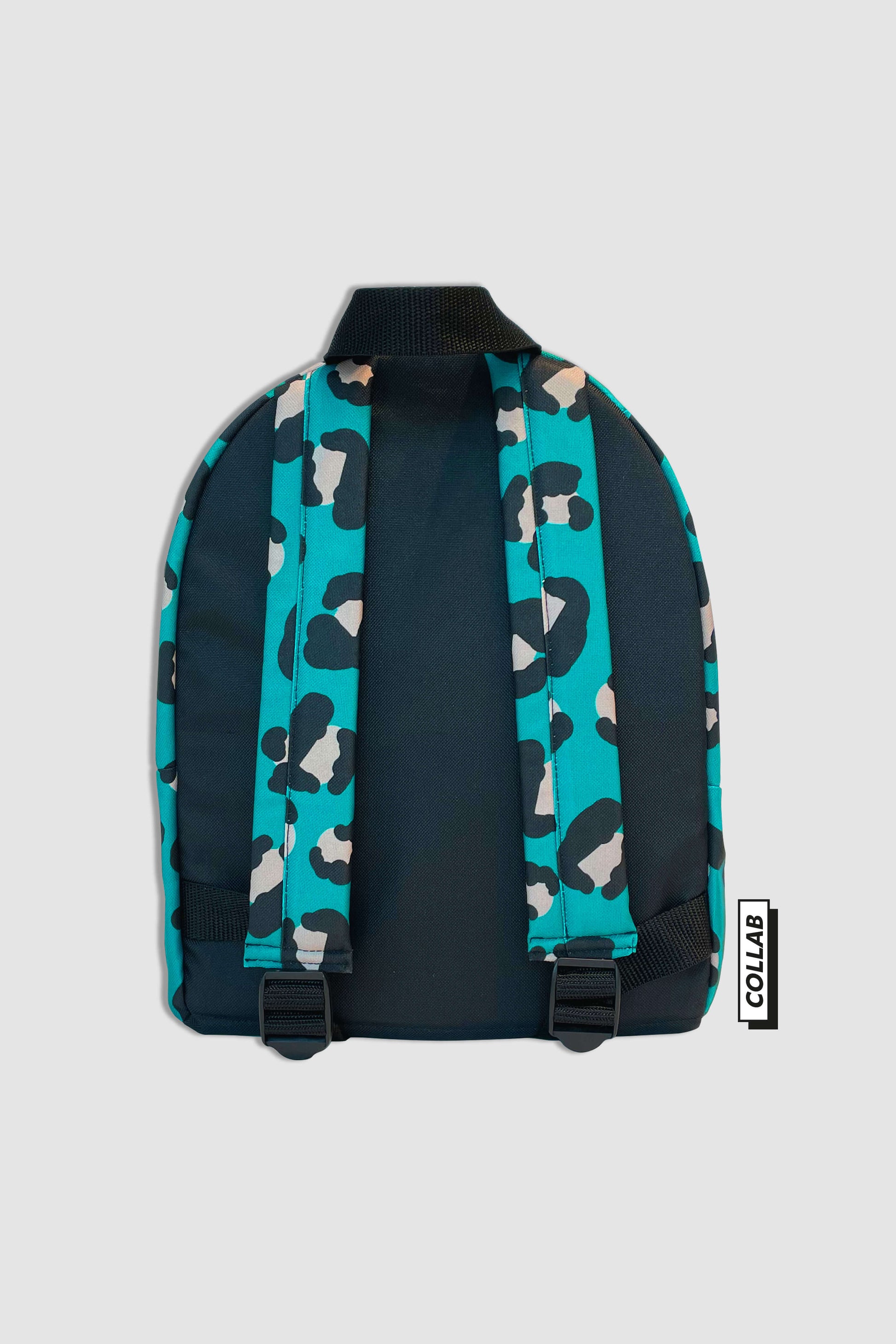 sac à dos pour enfant motif imprimé léopard fond bleu vert, vue de dos bretelles réglables rembourrées