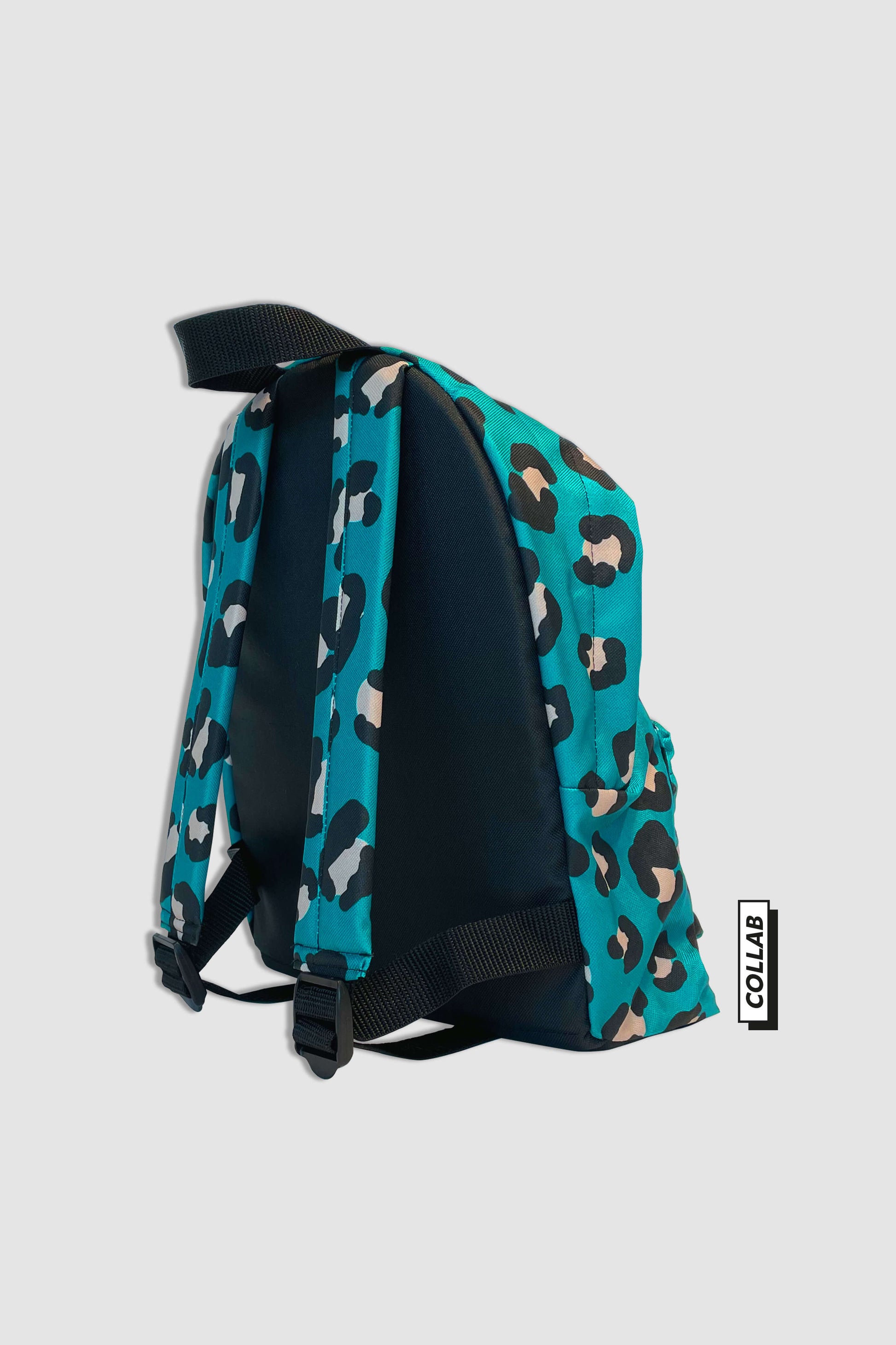 sac à dos pour enfant motif imprimé léopard fond bleu vert, vue de profil