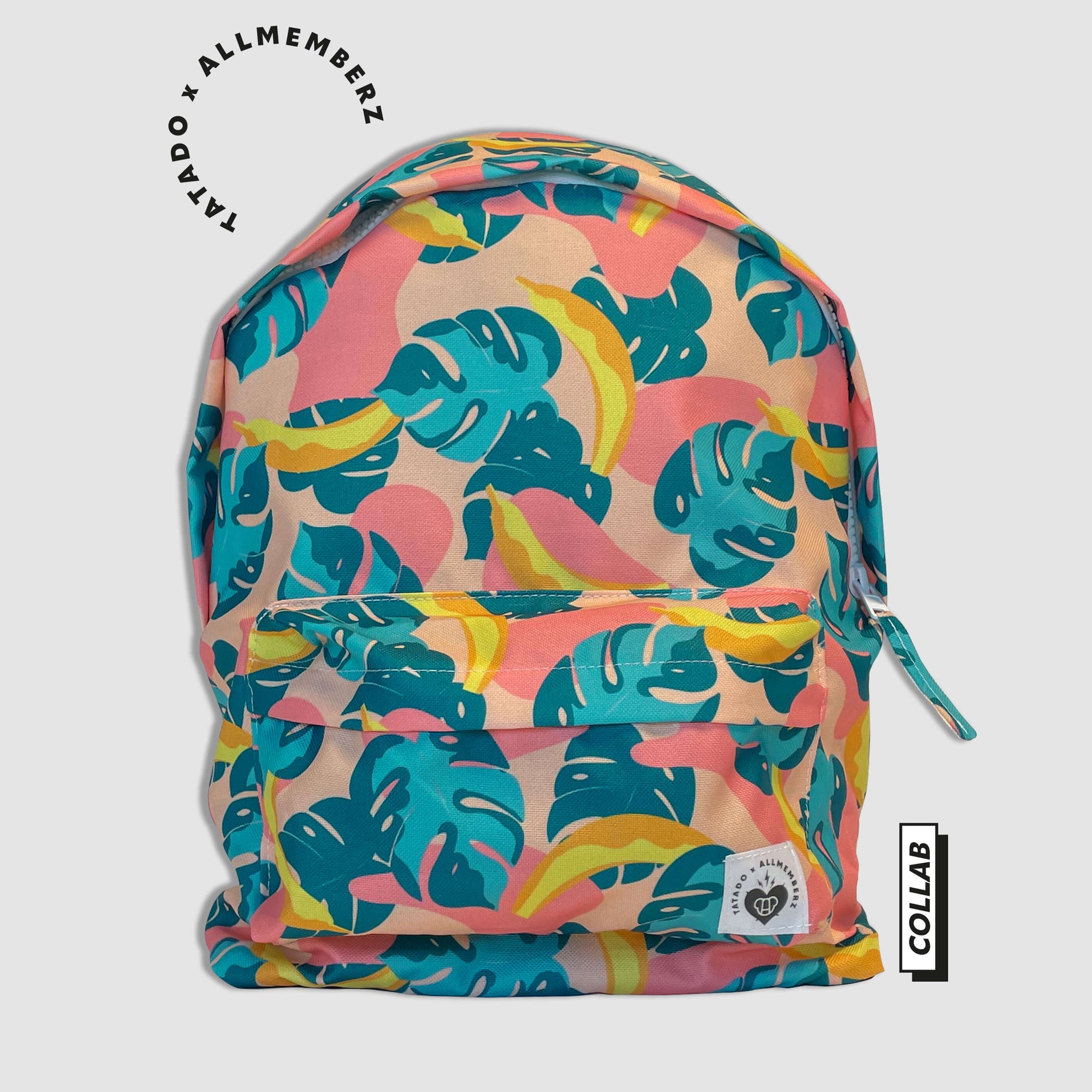 sac à dos pour enfant motif imprimé tropical feuilles et bananes joyeux et coloré, vue de face avec poche