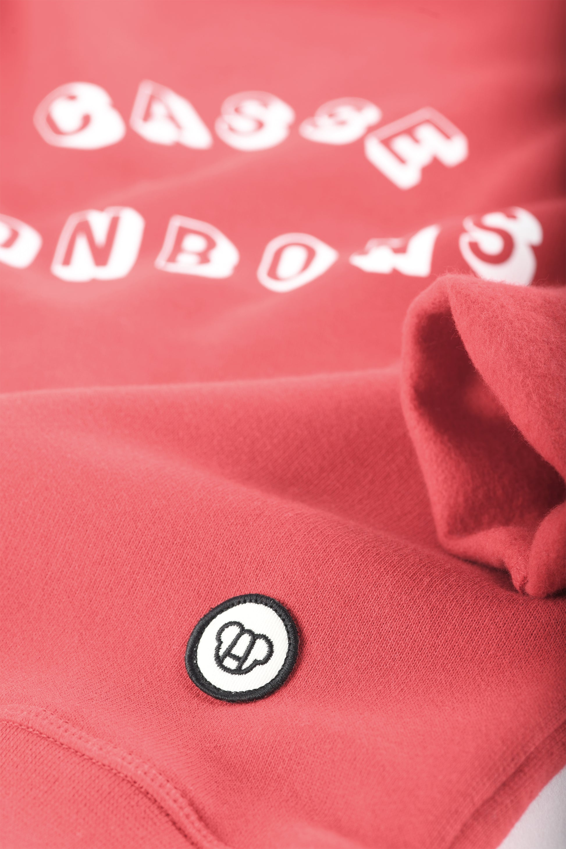 sweat rouge pour enfant, look streetwear cool, avec imprimé drôle Casse Bonbons, coupe unisexe oversize en coton bio, logo ours Allmemberz brodé, tissu molleton gratté à l'intérieur très doux