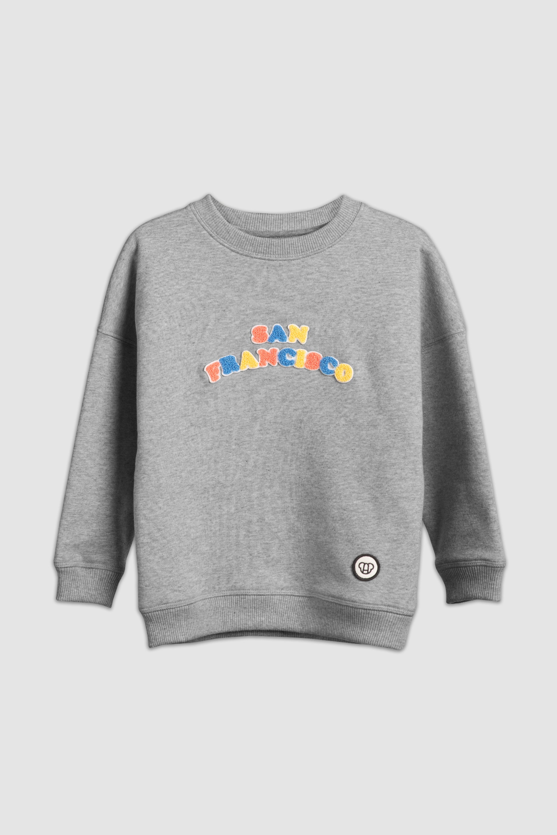 Look streetwear cool, sweat pour enfants coupe oversize gris chiné en coton bio motif lettrage San Francisco multicolore patch chenille