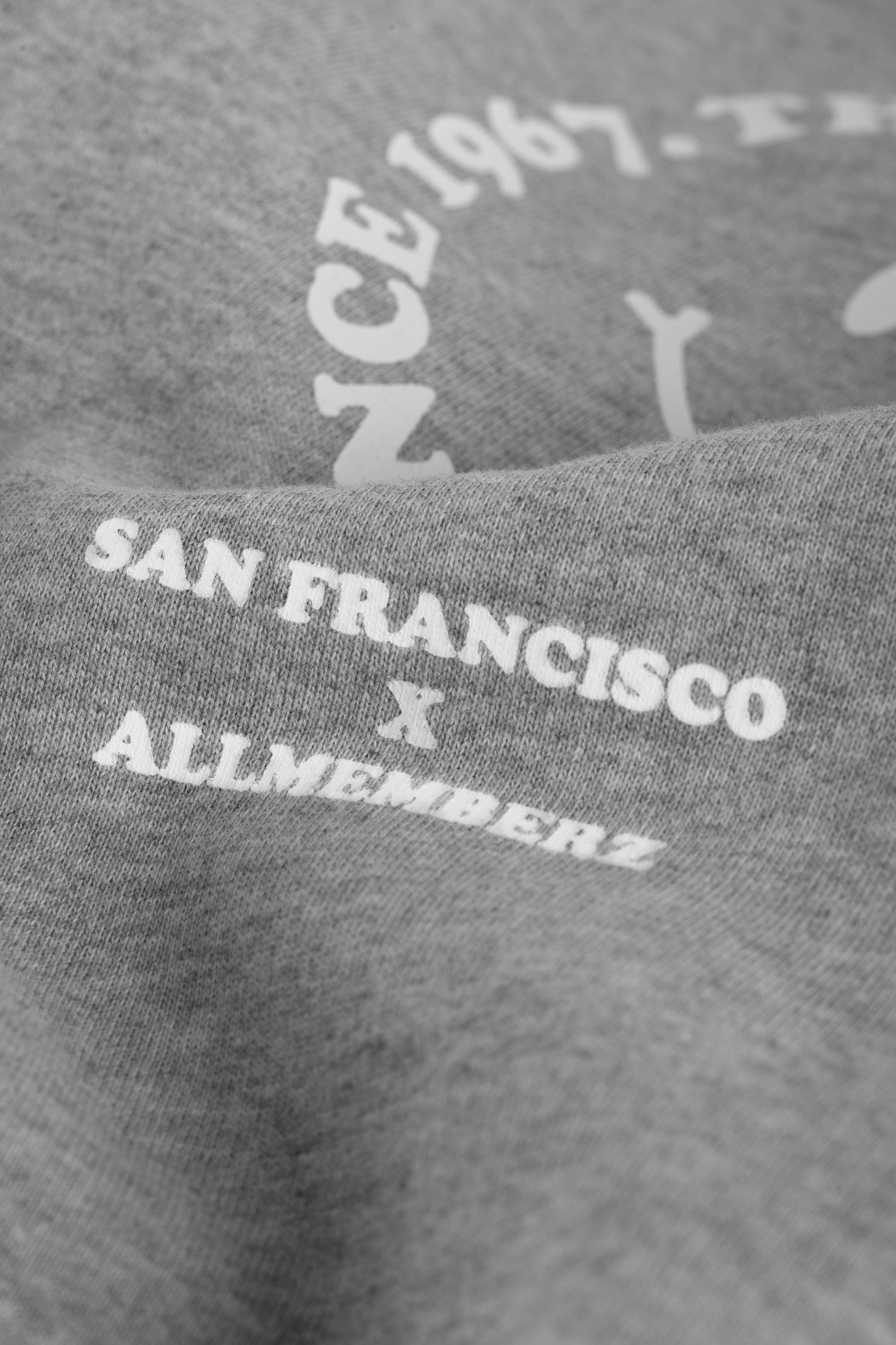 Look streetwear cool, sweat pour enfants coupe oversize gris chiné en coton bio motif imprimé San Francisco happy face, vue en gros plan tissu doux