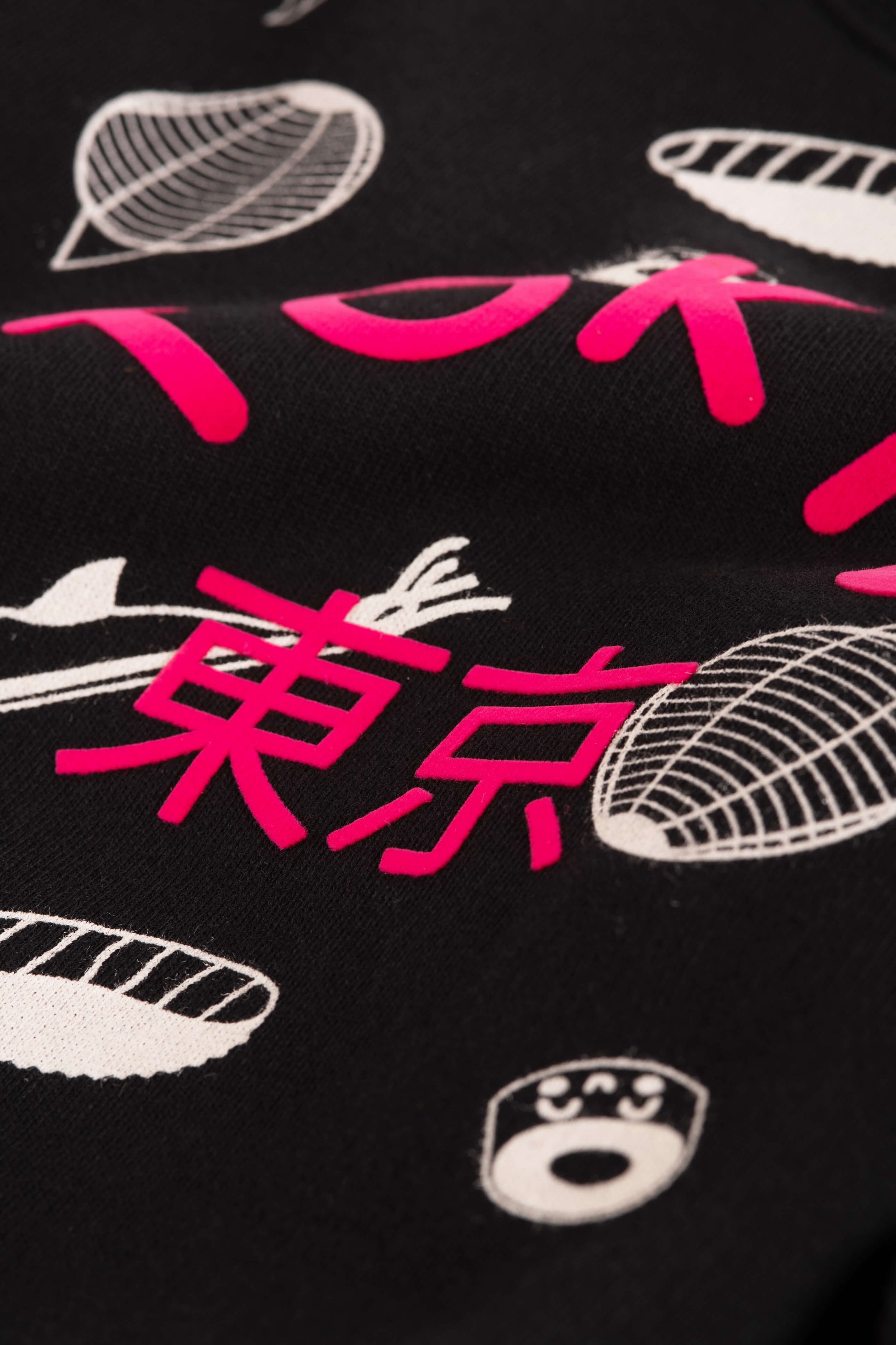 sweat streetwear cool pour enfant, en coton bio, motif imprimé Tokyo sur fond noir, dessins de sushi kawaii style manga, vue en gros plan, tissu doux, flocage velours