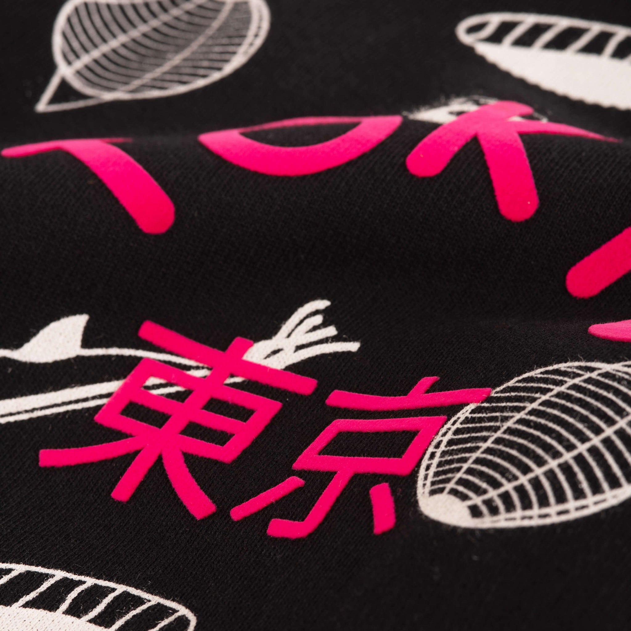 sweat streetwear cool pour enfant, en coton bio, motif imprimé Tokyo sur fond noir, dessins de sushi kawaii style manga, vue en gros plan, tissu doux, flocage velours