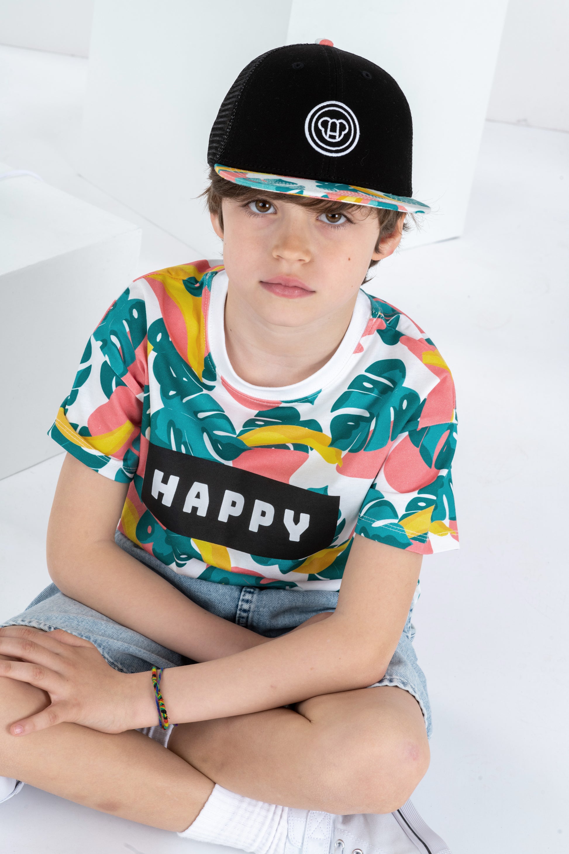 garçon look streetwear skate avec t-shirt large en coton bio motif tropical coloré Happy et casquette réglable pour enfant avec visière plate, motif cool tropical