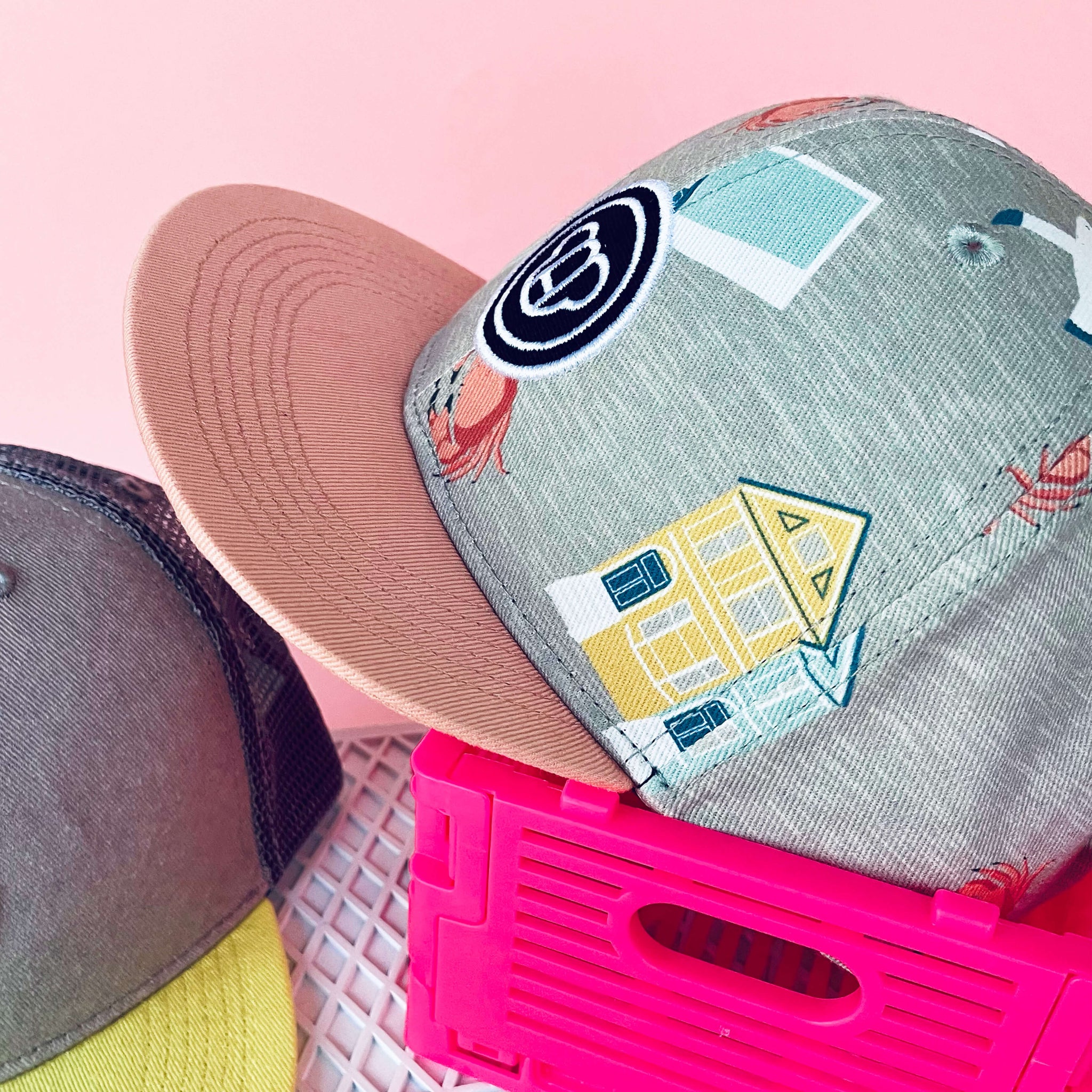 casquette snapback streetwear pour enfants, visière plate, motif imprimé cool San Francisco, arc-en-ciel, couleurs pastel, en coton bio, vue en gros plan motif logo ours Allmemberz brodé