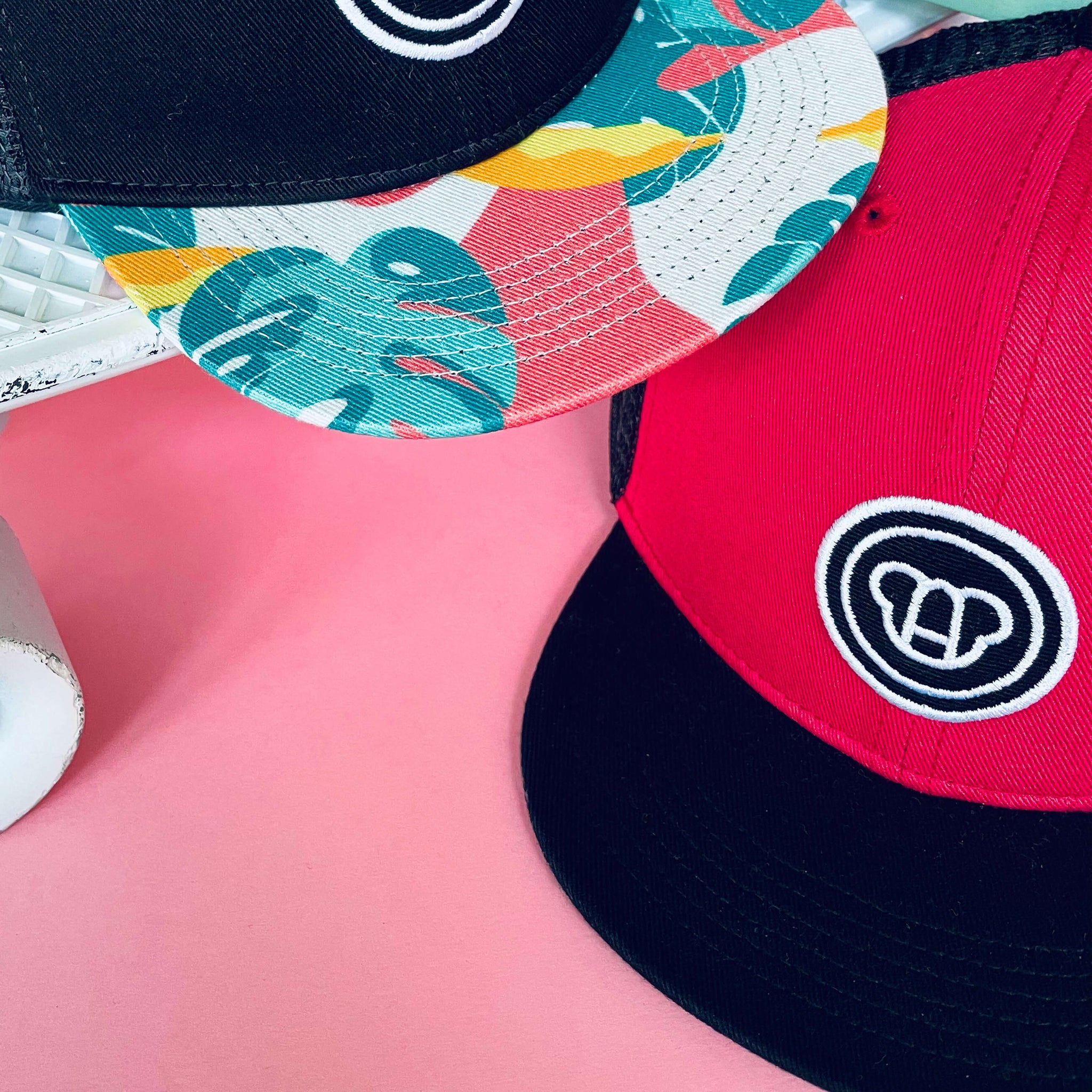casquette snapback réglable pour enfant style cool, visière plate, en coton et maille filet, rouge cerise et noir, logo ours Allmemberz brodé devant, casquette visière imprimée tropical