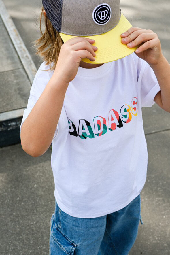garçon portant un t-shirt streetwear oversize avec message Badass coloré