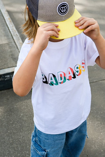 garçon portant un t-shirt streetwear oversize avec message Badass coloré